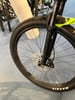 Vorderreifen eines Mountainbikes mit Scheibenbremse und Stoßdämpfer.
