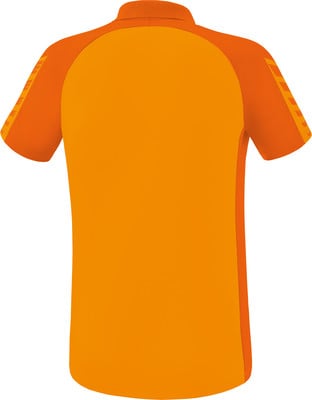 Rückansicht eines orangefarbenen Kurzarm-Poloshirts mit Streifen an den Ärmeln. Rückansicht eines orangefarbenen Kurzarm-Poloshirts mit Streifen an den Ärmeln.