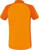 Rückansicht eines orangefarbenen Kurzarm-Poloshirts mit Streifen an den Ärmeln.