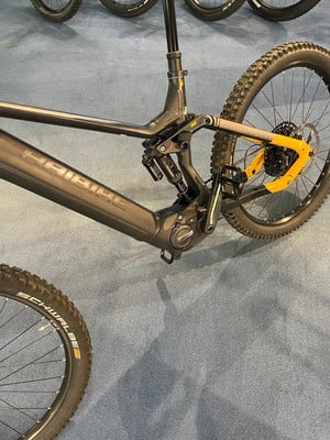 Detail eines E-Mountainbikes mit Dämpfer und gelbem Schutz Detail eines E-Mountainbikes mit Dämpfer und gelbem Schutz