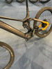 Detail eines E-Mountainbikes mit Dämpfer und gelbem Schutz