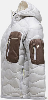 Graue Daunenjacke mit braunen Taschen und gelben Details. Graue Daunenjacke mit braunen Taschen und gelben Details.