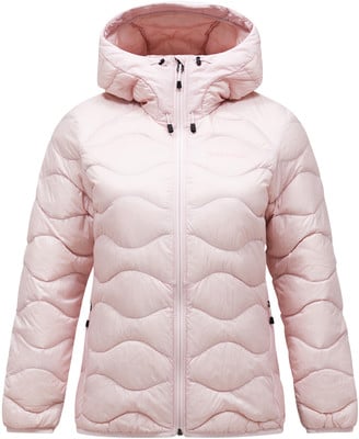 Eine rosa Daunenjacke mit Kapuze und Wellensteppung. Eine rosa Daunenjacke mit Kapuze und Wellensteppung.