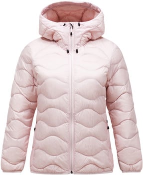 Eine rosa Daunenjacke mit Kapuze und Wellensteppung.
