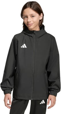 Junge in schwarzer Adidas-Jacke mit Kapuze Junge in schwarzer Adidas-Jacke mit Kapuze