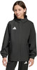 Junge in schwarzer Adidas-Jacke mit Kapuze