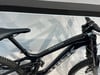 Ein schwarzes Trek Session Mountainbike mit Federung am Rahmen.