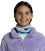 Mädchen in einem flauschigen lila Pullover mit einem bunten Buff-Schal.