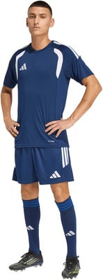 Ein Mann in einem dunkelblauen Fußballtrikot mit weißen Streifen an Schultern und Seiten. Ein Mann in einem dunkelblauen Fußballtrikot mit weißen Streifen an Schultern und Seiten.