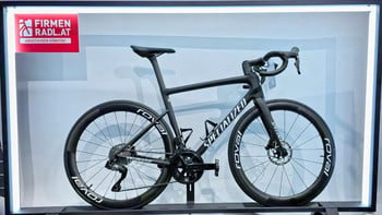 Schwarzes Specialized Rennrad mit Roval-Aufschrift auf den Felgen.