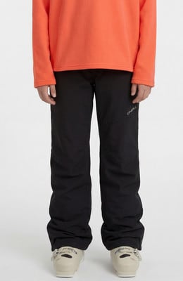 Ein Kind in einem orangefarbenen Pullover und schwarzer Skihose mit Skischuhen. Ein Kind in einem orangefarbenen Pullover und schwarzer Skihose mit Skischuhen.