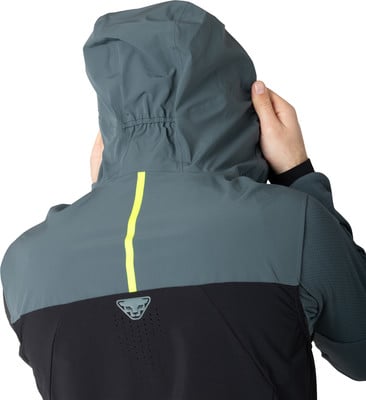 Rückansicht eines Mannes in einer grauen Kapuzenjacke mit Logo.
