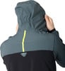 Rückansicht eines Mannes in einer grauen Kapuzenjacke mit Logo.