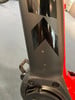Rahmendetail eines E-Bikes mit schwarzen Pfeilen und rotem Akzent.