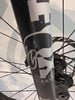 Detail eines Mountainbikes mit FOX-Logo und Bremsscheibe.