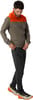 Mann in grauer Jacke mit oranger Kapuze und schwarzer Dynafit-Hose.