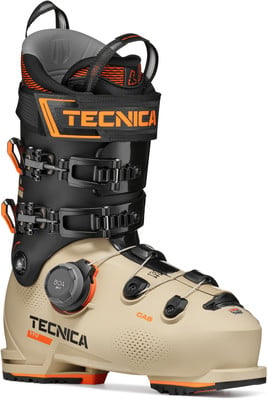Ein beiger Tecnica Skischuh mit orangefarbenen Akzenten und schwarzen Schnallen.