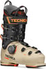 Ein beiger Tecnica Skischuh mit orangefarbenen Akzenten und schwarzen Schnallen.