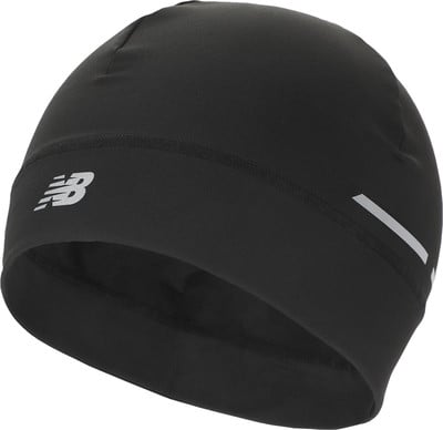 Schwarze New Balance Laufmütze mit silbernem Logo und Reflexstreifen. Schwarze New Balance Laufmütze mit silbernem Logo und Reflexstreifen.