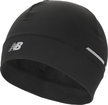 Schwarze New Balance Laufmütze mit silbernem Logo und Reflexstreifen.