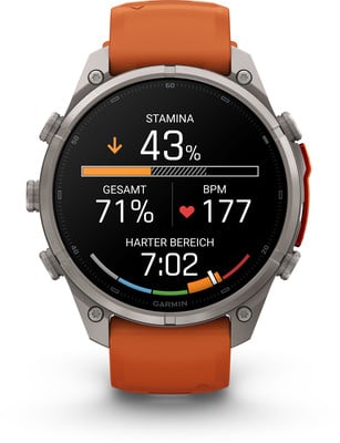 Eine Garmin Smartwatch mit orangefarbenem Armband zeigt den Trainingsstatus an. Eine Garmin Smartwatch mit orangefarbenem Armband zeigt den Trainingsstatus an.