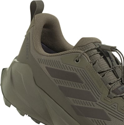 Grüner Adidas Terrex Laufschuh mit Schnellverschluss und Logo. Grüner Adidas Terrex Laufschuh mit Schnellverschluss und Logo.