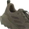 Grüner Adidas Terrex Laufschuh mit Schnellverschluss und Logo.