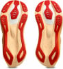 Schuhsohle eines Laufschuhs mit roten und beige Elementen.