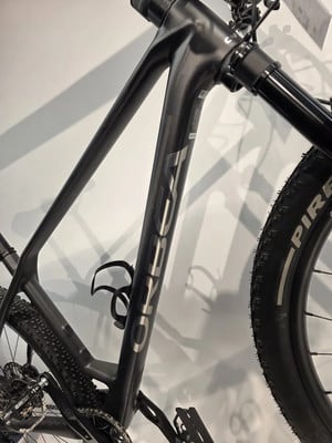 Detail des Rahmens eines schwarzen Mountainbikes mit Markenlogo. Detail des Rahmens eines schwarzen Mountainbikes mit Markenlogo.