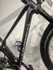 Detail des Rahmens eines schwarzen Mountainbikes mit Markenlogo.