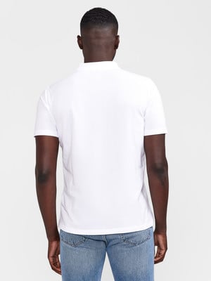 Mann in weißem kurzärmeligem Hemd und Jeans, Rückansicht.