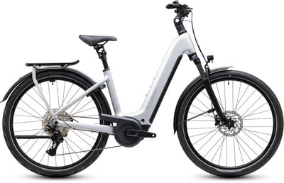 Silbernes E-Bike mit Gepäckträger, Schutzblechen und Federgabel. Silbernes E-Bike mit Gepäckträger, Schutzblechen und Federgabel.
