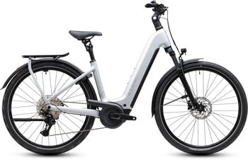 Silbernes E-Bike mit Gepäckträger, Schutzblechen und Federgabel.