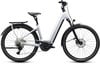 Silbernes E-Bike mit Gepäckträger, Schutzblechen und Federgabel.