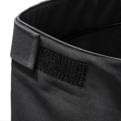 Detail eines schwarzen Korbes mit angebrachtem Klettverschluss am oberen Rand.