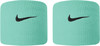 Zwei türkisfarbene Nike-Schweißbänder mit schwarzem Swoosh-Logo.