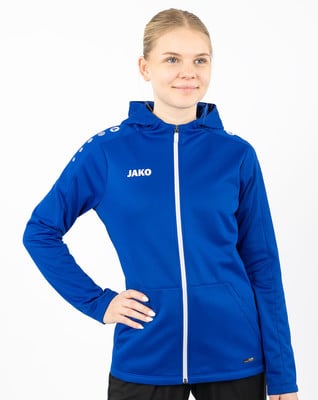 Eine Frau in einer blauen Kapuzenjacke mit weißem Reißverschluss steht vor weißem Hintergrund. Eine Frau in einer blauen Kapuzenjacke mit weißem Reißverschluss steht vor weißem Hintergrund.