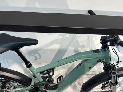Ein grünes E-Mountainbike mit Federung und Sattelstütze. Ein grünes E-Mountainbike mit Federung und Sattelstütze.