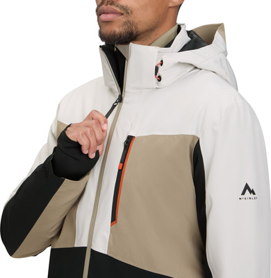 Mann in weißer, beige und schwarzer Skijacke mit McKinley-Logo.