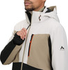 Mann in weißer, beige und schwarzer Skijacke mit McKinley-Logo.