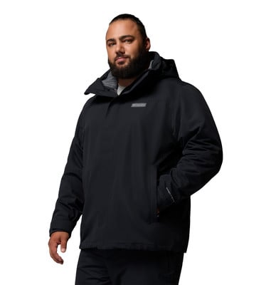 Ein Mann in einer schwarzen Kapuzenjacke mit Columbia-Logo auf der Brust.