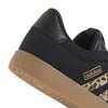 Fekete Adidas cipő leopárdmintával és barna talppal.