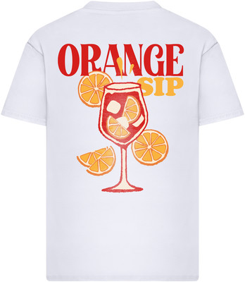 Weißes T-Shirt mit dem Aufdruck eines Glases mit Getränk und Orangen.