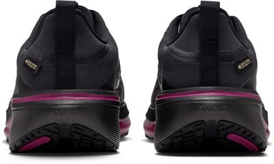 Rückansicht von schwarzen Laufschuhen mit violetten Akzenten und Gore-Tex-Logo. Rückansicht von schwarzen Laufschuhen mit violetten Akzenten und Gore-Tex-Logo.