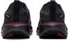Rückansicht von schwarzen Laufschuhen mit violetten Akzenten und Gore-Tex-Logo.