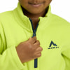 Ein Kind schließt eine neongrüne Fleecejacke mit McKinley-Logo.