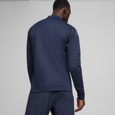 Mann in dunkelblauem Langarmshirt und Hose. Mann in dunkelblauem Langarmshirt und Hose.