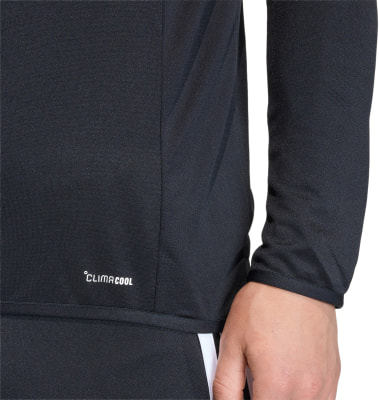 Detail einer schwarzen Sportjacke mit CLIMACOOL-Aufschrift.