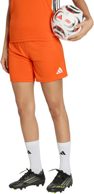 Ein Fußballspieler in orangefarbenen Shorts und Fußballschuhen hält einen Fußball.