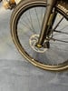 Nahaufnahme eines Mountainbike-Vorderrads mit Scheibenbremse und Federgabel.